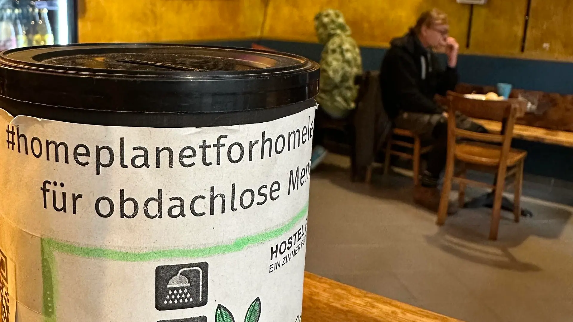Das Projekt des Homeplanet Hostels in Leipzig und des Timmi ToHelp e.V. basiert auf Spendenbasis. Eine Sammelbox steht am Tresen des Hostels.