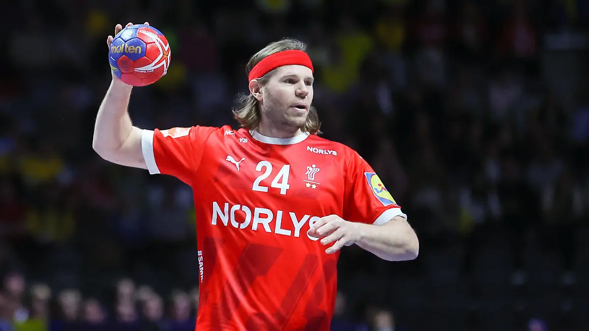 ARCHIV - 29.01.2023, Schweden, Stockholm: Handball: WM, Finale Frankreich - Dänemark in der Tele2 Arena. Dänemarks Spieler Mikkel Hansen am Ball. Der dänische Handball-Weltmeister hat sich mit Stresssymptomen krankschreiben lassen (zu dpa: «Handball-Star Mikkel Hansen mit Stresssymptomen krankgemeldet») Foto: Jan Woitas/dpa +++ dpa-Bildfunk +++