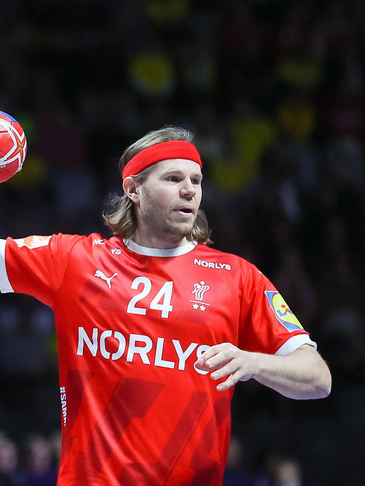 ARCHIV - 29.01.2023, Schweden, Stockholm: Handball: WM, Finale Frankreich - Dänemark in der Tele2 Arena. Dänemarks Spieler Mikkel Hansen am Ball.  Der dänische Handball-Weltmeister hat sich mit Stresssymptomen krankschreiben lassen (zu dpa: «Handball-Star Mikkel Hansen mit Stresssymptomen krankgemeldet») Foto: Jan Woitas/dpa +++ dpa-Bildfunk +++