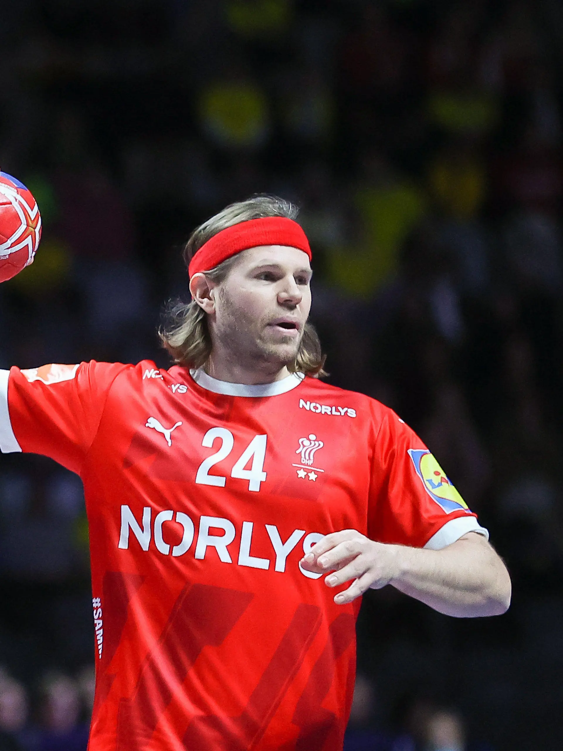 ARCHIV - 29.01.2023, Schweden, Stockholm: Handball: WM, Finale Frankreich - Dänemark in der Tele2 Arena. Dänemarks Spieler Mikkel Hansen am Ball.  Der dänische Handball-Weltmeister hat sich mit Stresssymptomen krankschreiben lassen (zu dpa: «Handball-Star Mikkel Hansen mit Stresssymptomen krankgemeldet») Foto: Jan Woitas/dpa +++ dpa-Bildfunk +++