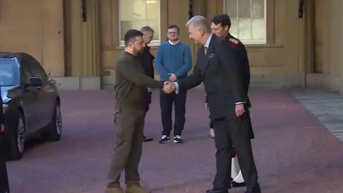 Der ukrainische Präsident Wolodymyr Selenskyj wird vor dem Treffen mit König Charles III. in Empfang genommen.