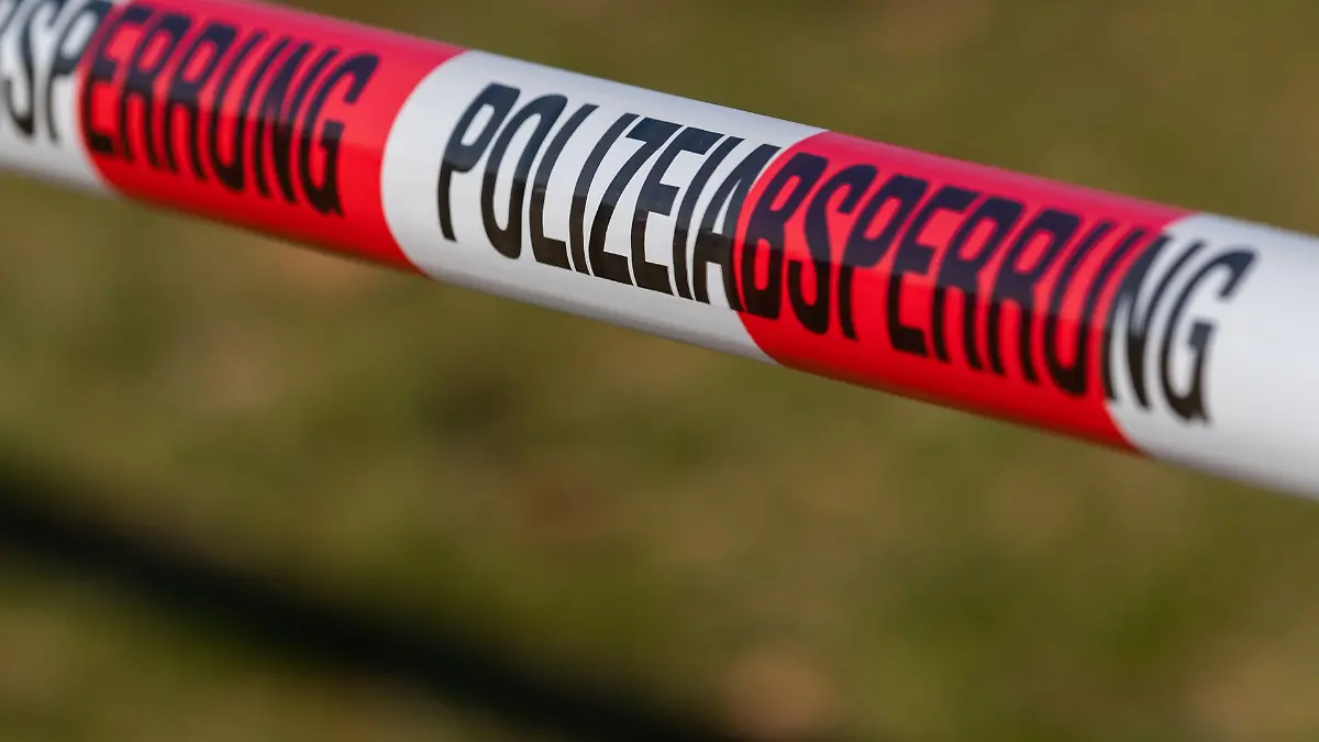 Zwei Jugendliche (19) stehen im Verdacht einen 23-Jährigen getötet zu haben. Er wurde tot in einem Bachlauf gefunden.