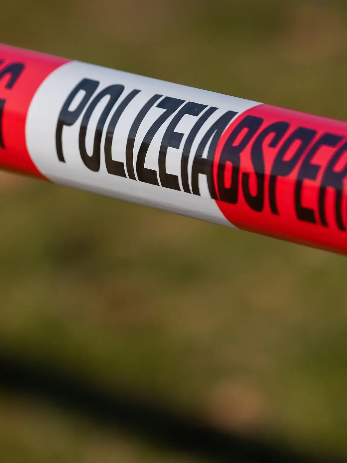 Zwei Jugendliche (19) stehen im Verdacht einen 23-Jährigen getötet zu haben. Er wurde tot in einem Bachlauf gefunden.
