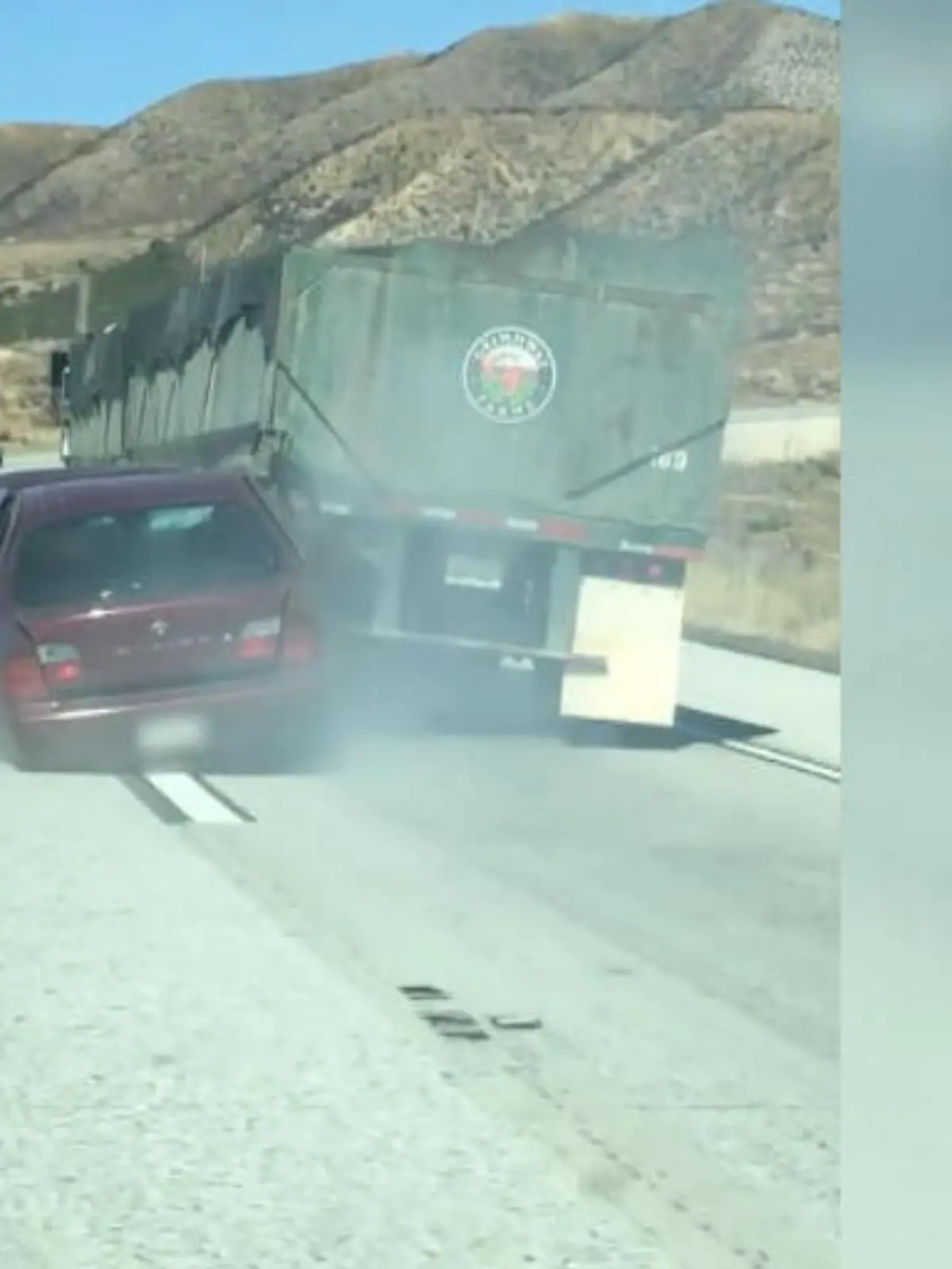 Dieser ignorante Lkw-Fahrer schleppte ein Auto mit seinem Fahrer auf dem Sitz kilometerweit über die Autobahn. Er tat so, als wüsste er nicht, dass das Auto von seinem Lkw zerstört wurde, und riskierte das Leben des Fahrers. Als Fremde ihn anhielten, schien es ihn nicht zu stören, dass das Fahrzeug zu Schrott gefahren wurde.
