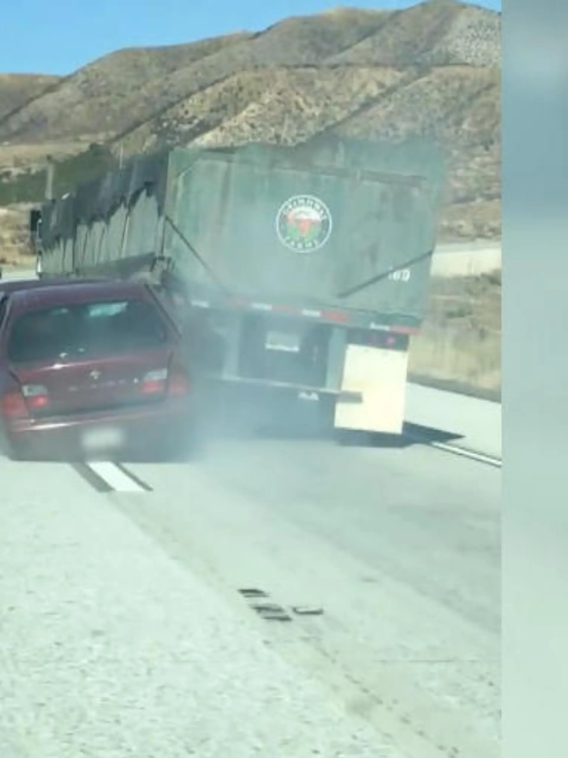 Dieser ignorante Lkw-Fahrer schleppte ein Auto mit seinem Fahrer auf dem Sitz kilometerweit über die Autobahn. Er tat so, als wüsste er nicht, dass das Auto von seinem Lkw zerstört wurde, und riskierte das Leben des Fahrers. Als Fremde ihn anhielten, schien es ihn nicht zu stören, dass das Fahrzeug zu Schrott gefahren wurde.