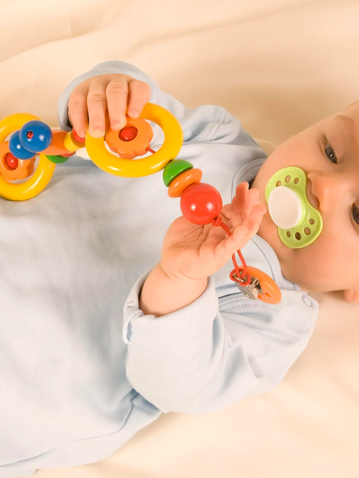 A baby boy lying on the bed. Keine Weitergabe an Drittverwerter., Royalty free: Bei werblicher Verwendung Preis auf Anfrage