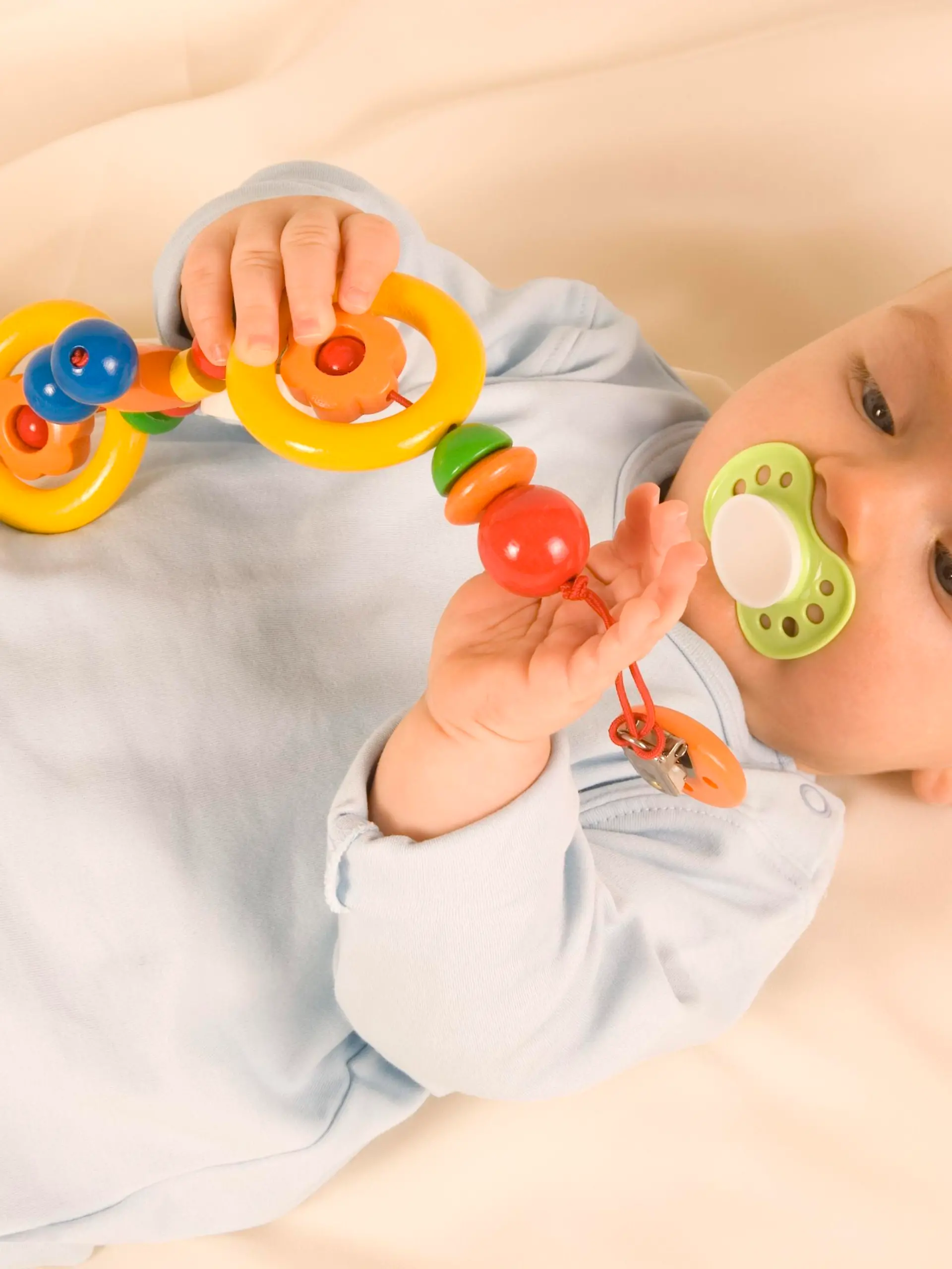 A baby boy lying on the bed. Keine Weitergabe an Drittverwerter., Royalty free: Bei werblicher Verwendung Preis auf Anfrage