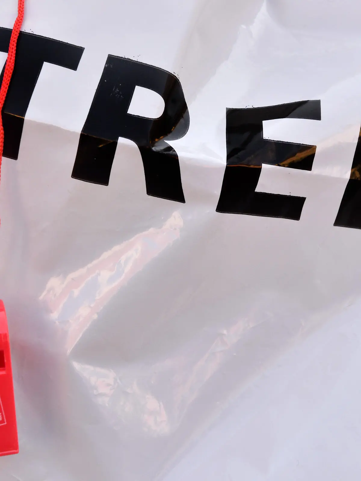 ARCHIV - 20.04.2015, Bayern, Dachau: Eine rote Trillerpfeife hängt in Dachau während einer Demonstration zum Kita-Warnstreik in Bayern vor dem Schriftzug "Streik". (Zu dpa «Warnstreiks von Erzieherinnen und Sozialarbeitern») Foto: picture alliance / dpa +++ dpa-Bildfunk +++