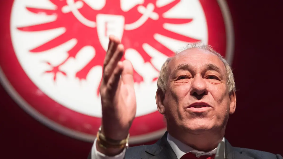 ARCHIV - 28.01.2018, Hessen, Frankfurt/Main: Peter Fischer, Präsident von Eintracht Frankfurt e.V., spricht bei der Mitgliederversammlung von Eintracht Frankfurt vor dem Vereinswappen. (zu dpa: «Fischer-Anwalt kündigt Einlassung bei Staatsanwaltschaft an») Foto: Frank Rumpenhorst/dpa +++ dpa-Bildfunk +++