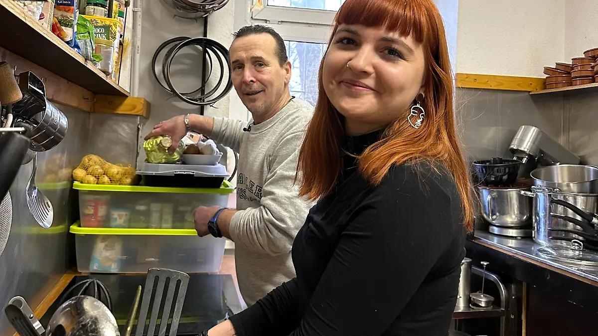 Ralf Mertes und Alena Horvat in der Küche des Homeplanet Hostels in Leipzig Connewitz.