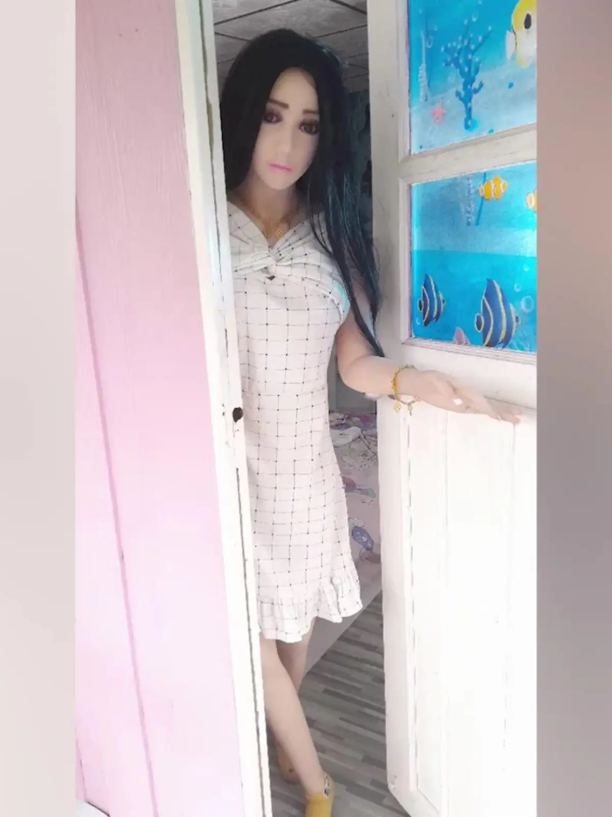 Suriya Sukkaset aus Thailand liebt Sexpuppe Tukta.