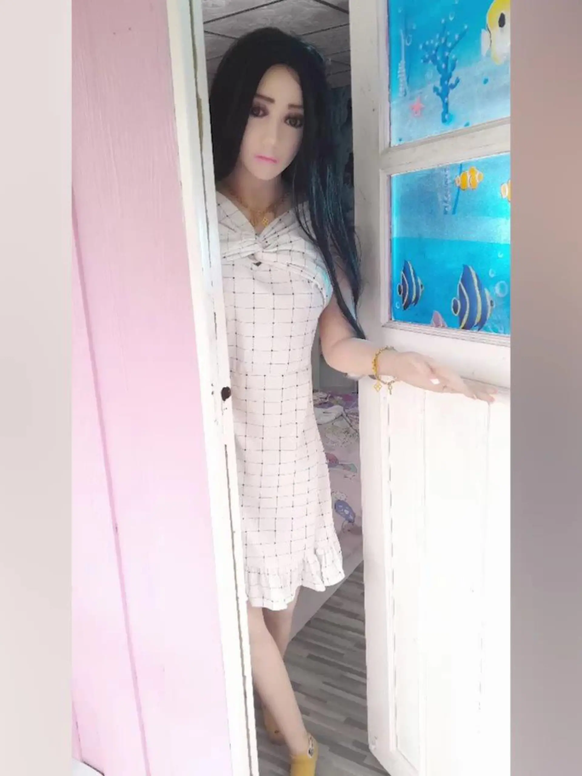 Suriya Sukkaset aus Thailand liebt Sexpuppe Tukta.
