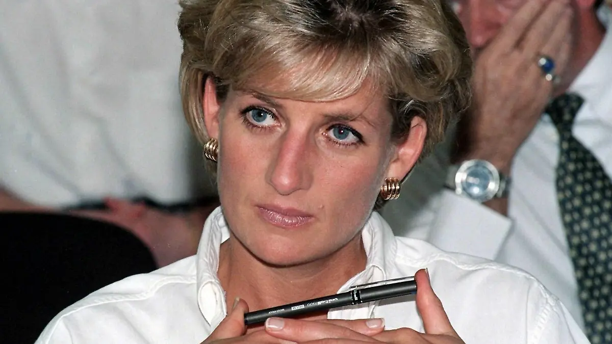 Die britische Polizei bezweifelt nach einem Zeitungsbericht, dass die französischen Untersuchungen zum Tod von Prinzessin Diana (Archivfoto vom 13.01.1997) sorgfältig genug waren. Wie die «Times» am Samstag (10.01.2004) berichtete, geht es dabei um die Authentizität der Blutprobe von Chauffeur Henri Paul, der am 31. August 1997 mit der Prinzessin und ihrem Freund Dodi Fayed in Paris in den Tod gerast war. Foto: John Stilwell dpa (zu dpa 0169 vom 10.01.2004)