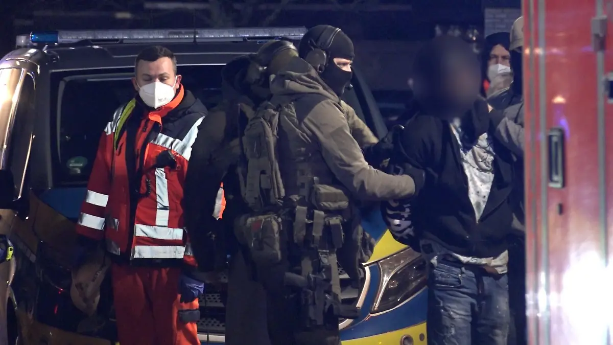 06.02.2023, Nordrhein-Westfalen, Swisttal: Spezialkräfte der Polizei nehmen einen Mann in Gewahrsam. Nach Hinweisen auf eine «Bedrohungslage» sind Spezialkräfte der Polizei und Feuerwehr am Montagabend in Swisttal-Odendorf bei Bonn zu einem Einsatz ausgerückt. Wie ein Polizeisprecher der Deutschen Presse-Agentur sagte, wurden drei Personen nach einem Zugriff festgenommen. Dabei handele es sich um zwei Männer und eine Frau. Die «Bedrohungslage» sei mittlerweile beendet. (zu dpa ««Bedrohungslage» in Swisttal-Odendorf - Drei Personen festgenommen») Foto: Nord-West-Media TV/dpa +++ dpa-Bildfunk +++