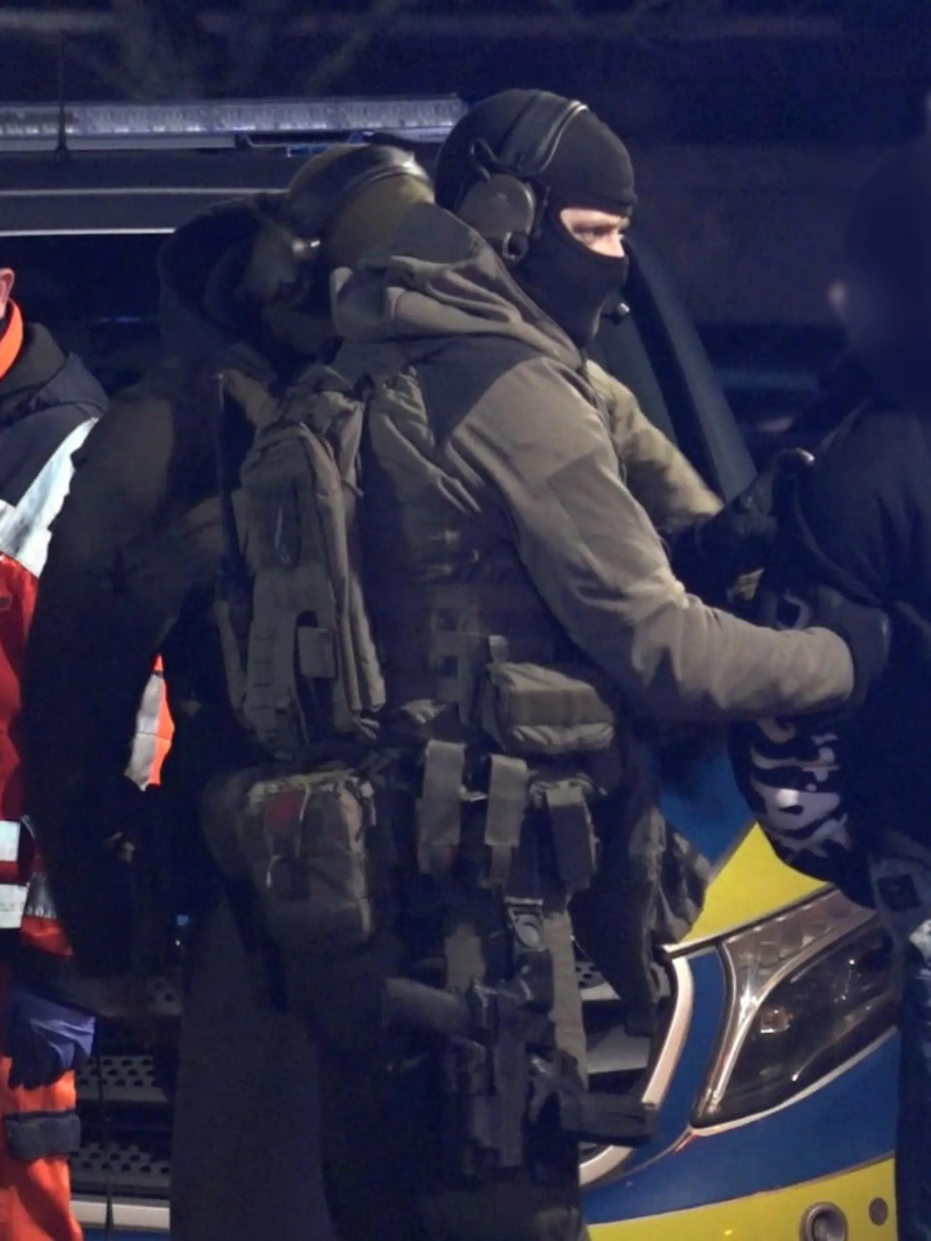 06.02.2023, Nordrhein-Westfalen, Swisttal: Spezialkräfte der Polizei nehmen einen Mann in Gewahrsam. Nach Hinweisen auf eine «Bedrohungslage» sind Spezialkräfte der Polizei und Feuerwehr am Montagabend in Swisttal-Odendorf bei Bonn zu einem Einsatz ausgerückt. Wie ein Polizeisprecher der Deutschen Presse-Agentur sagte, wurden drei Personen nach einem Zugriff festgenommen. Dabei handele es sich um zwei Männer und eine Frau. Die «Bedrohungslage» sei mittlerweile beendet. (zu dpa ««Bedrohungslage» in Swisttal-Odendorf - Drei Personen festgenommen») Foto: Nord-West-Media TV/dpa +++ dpa-Bildfunk +++