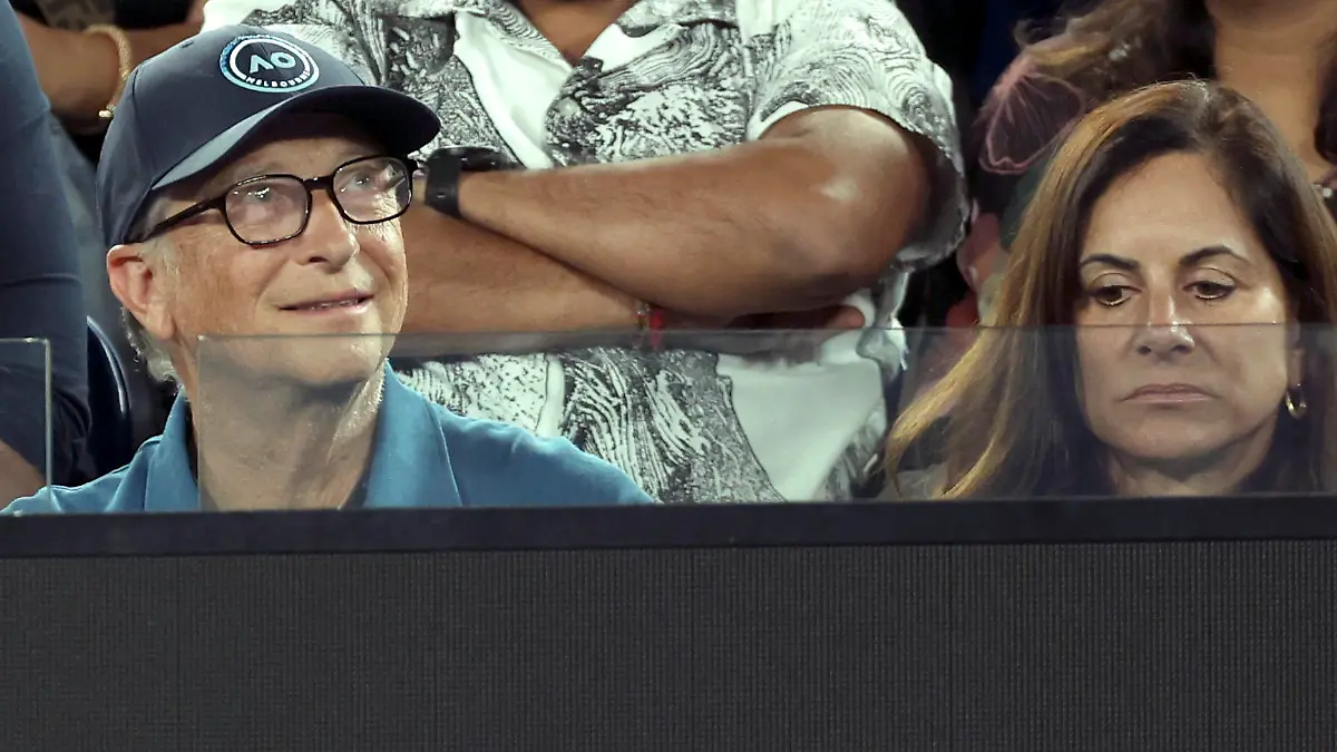 (230129) -- MELBOURNE, Jan. 29, 2023 (Xinhua) -- Bill Gates (front C), co-founder of Microsoft company and co-founder of Bill and Melinda Gates Foundation, watches the men's singles final match between Novak Djokovic of Serbia and Stefanos Tsitsipas of Greece at Australian Open tennis tournament, in Melbourne, Australia, Jan. 29, 2023. (Xinhua/Bai Xuefei)