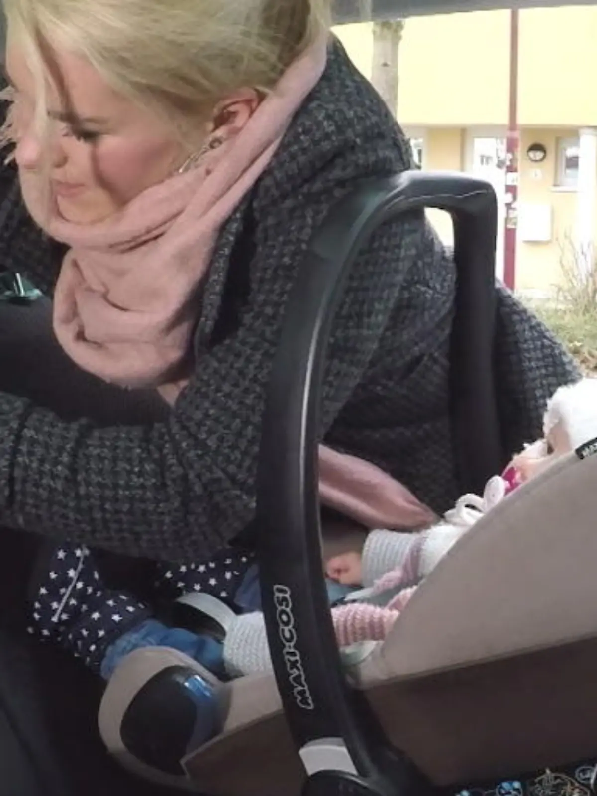 Bild zu: "Babyspiegel im Auto – tödliches Risiko"