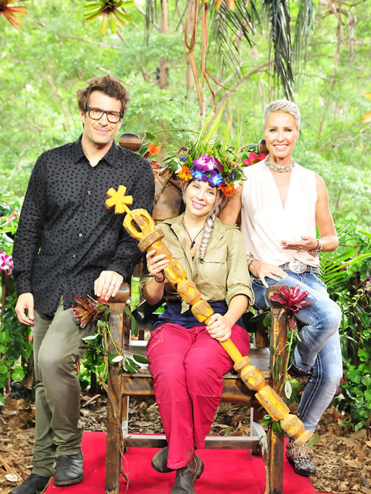 Moderatorin Sonja Zietlow (r.) und Moderator Daniel Hartwich mit der Dschungelkönigin 2018: Jenny Frankhauser (25).