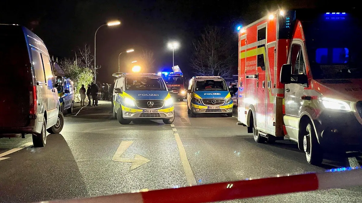 06.02.2023, Nordrhein-Westfalen, Swisttal: Polizei und Feuerwehr sind im Einsatz bei einer Bedrohungslage in Swisttal. Nach Hinweisen sind Spezialkräfte der Polizei und Feuerwehr am Montagabend in Swisttal-Odendorf im Rhein-Sieg-Kreis zu einem Einsatz ausgerückt. Wie ein Polizeisprecher am Abend der Deutschen Presse-Agentur sagte, wurden drei Personen nach einem Zugriff festgenommen. Dabei handele es sich um zwei Männer und eine Frau. Die Bedrohungslage sei mittlerweile beendet. Foto: Axel Vogel/dpa +++ dpa-Bildfunk +++