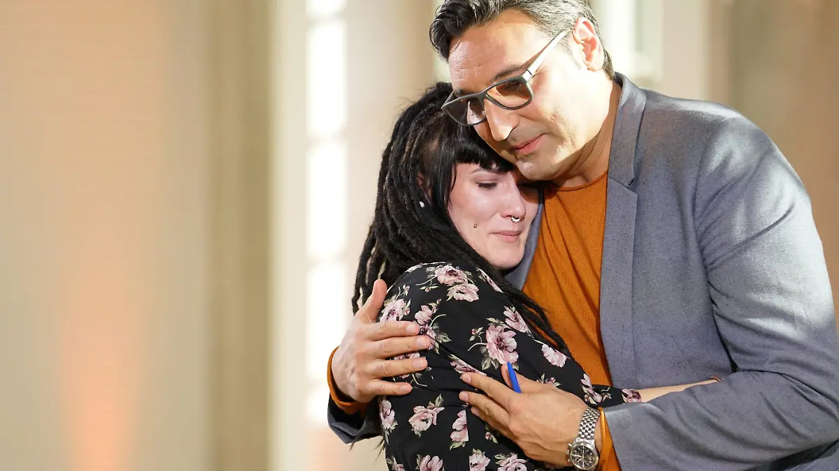 Karina Tozlovan aus Regensburg wird von Jurymitglied Mousse T. getröstet.