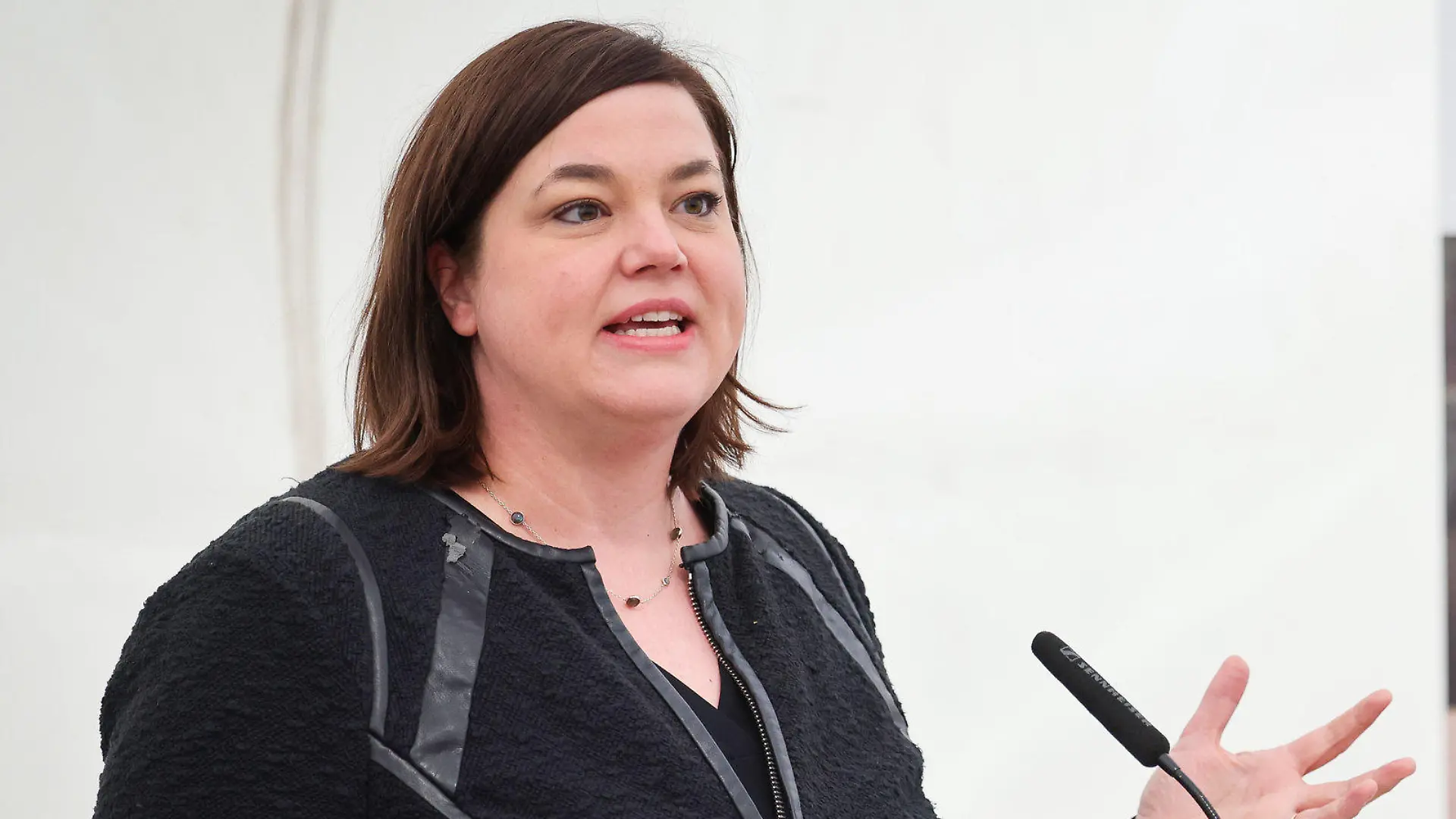 20.01.2023, Hamburg: Katharina Fegebank (Bündnis 90/Die Grünen), Hamburgs Zweite Bürgermeisterin und Senatorin für Wissenschaft, Forschung und Gleichstellung, spricht bei der Eröffnung des Neubaus der Forschungstierhaltung des Universitätsklinikum Hamburg-Eppendorf (UKE). Nach mehr als drei Jahren Bauzeit hat das UKE ein neues Gebäude für seine Forschungstierhaltung eröffnet. Dort können nach Angaben des UKE rund 12.000 Versuchstiere gehalten werden. Foto: Christian Charisius/dpa +++ dpa-Bildfunk +++