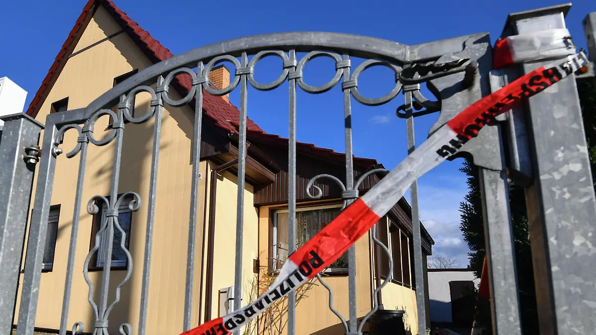 ARCHIV - 28.02.2017, Brandenburg, Müllrose: Absperrband hängt vor einem Wohnhaus. Ein Mann soll hier seine Großmutter umgebracht haben. Auf der Flucht vor der Polizei soll er bei Beeskow auch zwei Polizisten überfahren und getötet haben. (zu «Urteil im Dreifachmordprozess von Ostbrandenburg erwartet» vom 01.02.2018) Foto: Patrick Pleul/dpa-Zentralbild/dpa +++ dpa-Bildfunk +++