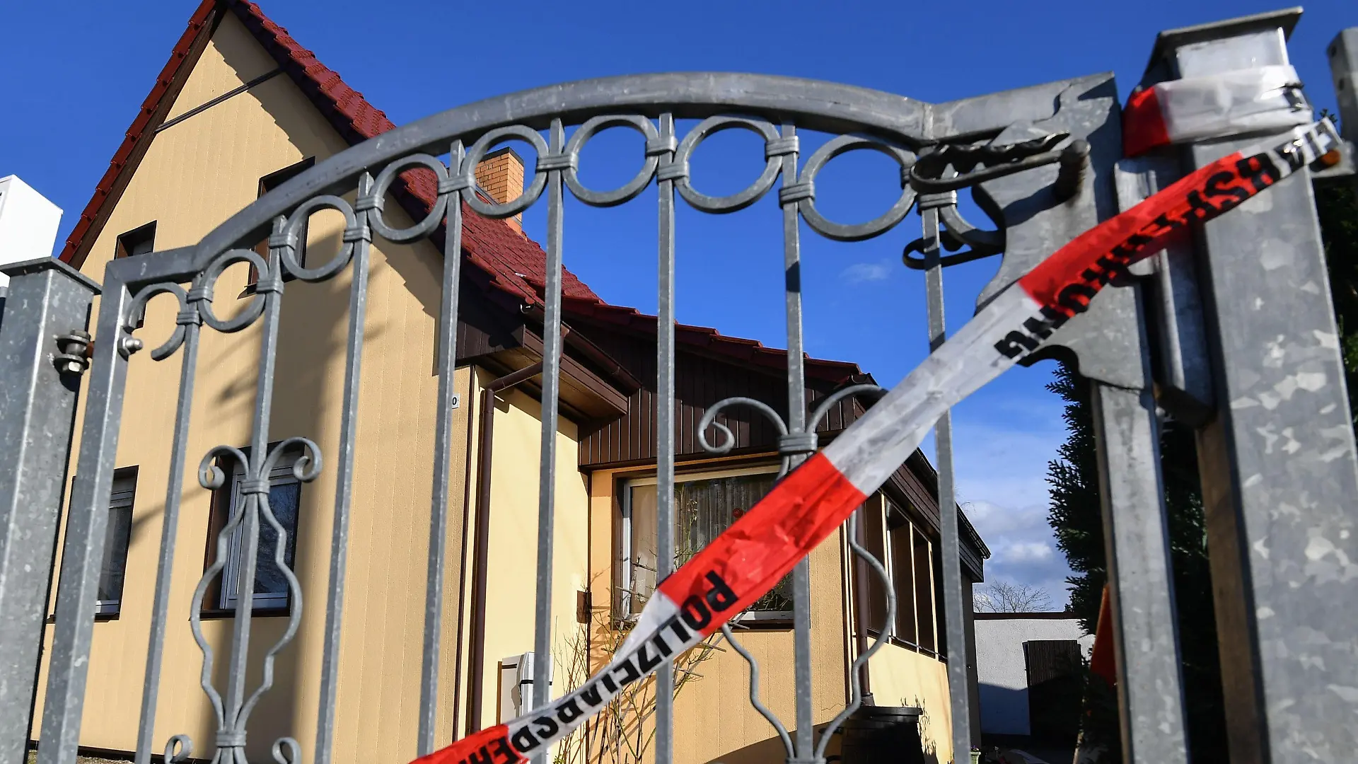 ARCHIV - 28.02.2017, Brandenburg, Müllrose: Absperrband hängt vor einem Wohnhaus. Ein Mann soll hier seine Großmutter umgebracht haben. Auf der Flucht vor der Polizei soll er bei Beeskow auch zwei Polizisten überfahren und getötet haben. (zu «Urteil im Dreifachmordprozess von Ostbrandenburg erwartet» vom 01.02.2018) Foto: Patrick Pleul/dpa-Zentralbild/dpa +++ dpa-Bildfunk +++