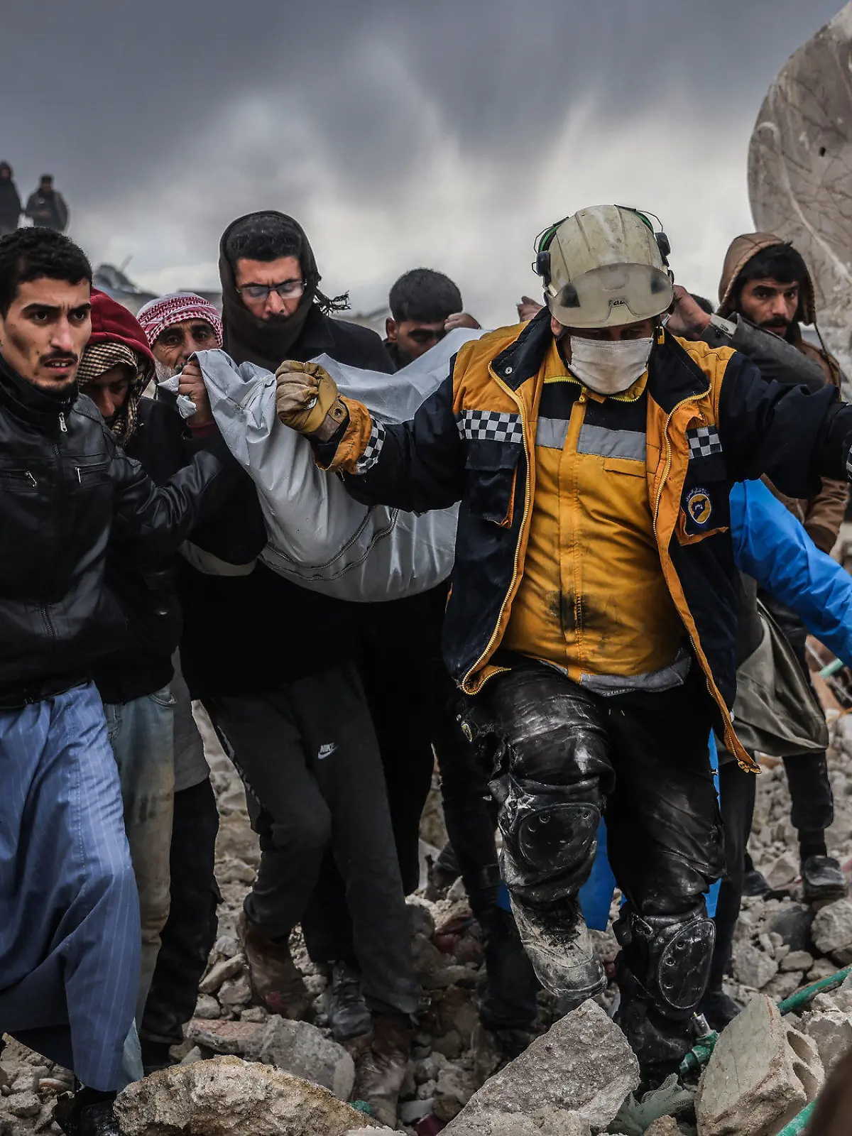 06.02.2023, Syrien, Harem: Zivilisten und Mitglieder des syrischen Zivilschutzes führen Such- und Rettungsmaßnahmesuchen in den Trümmern eines zerstörten Gebäudes durch. In der Türkei und in Syrien sind infolge der starken Erdbeben mindestens 2300 Menschen getötet worden. Foto: Anas Alkharboutli/dpa +++ dpa-Bildfunk +++