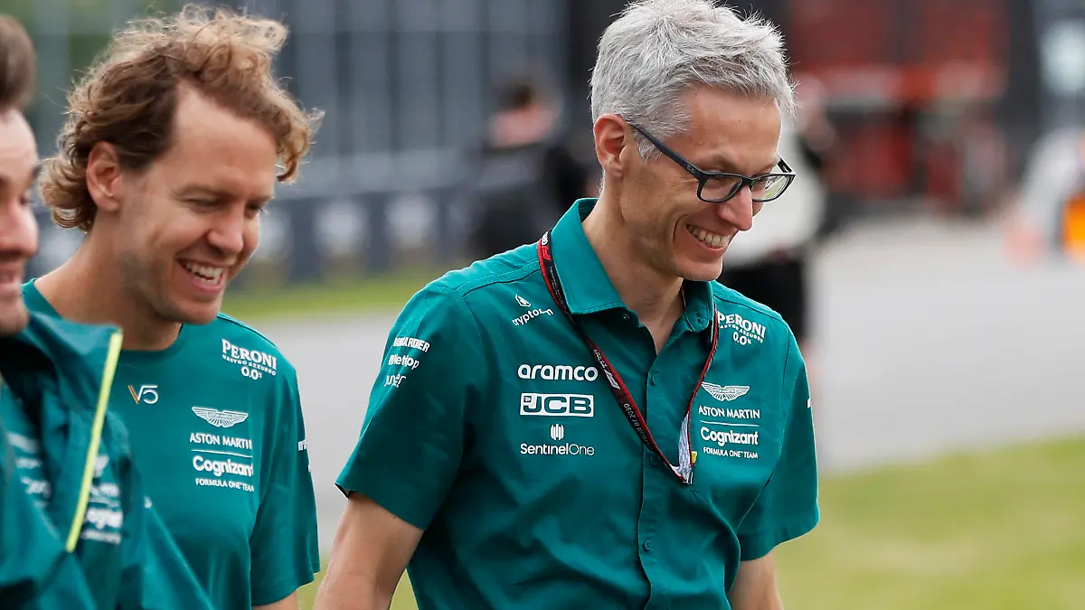 Formula 1 2022: Canadian GP CIRCUIT GILLES-VILLENEUVE, CANADA - JUNE 16: Sebastian Vettel, Aston Martin track walk with team members and Mike Krack, Team Principal, Aston Martin F1 during the Canadian GP at Circuit Gilles-Villeneuve on Thursday June 16, 2022 in Montreal, Canada. Photo by Zak Mauger / LAT Images Images PUBLICATIONxINxGERxSUIxAUTxHUNxONLY GP2209_143733_56I8363