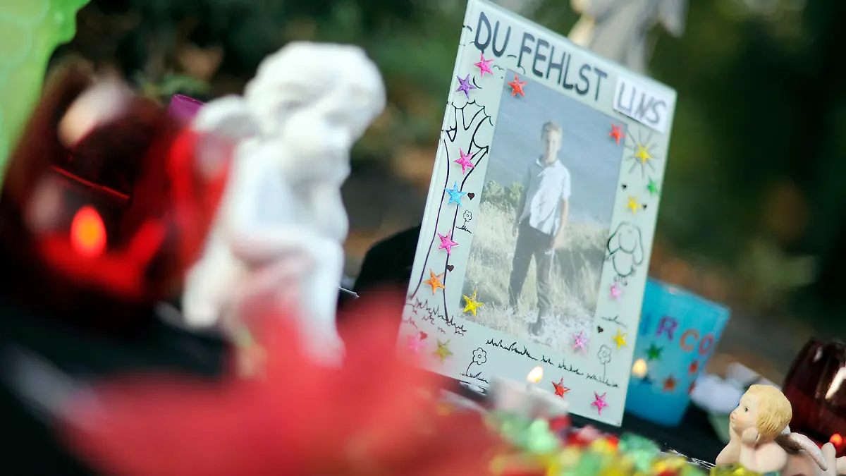 Kerzen und ein Foto des getöteten Mirco aus Grefrath stehen am Dienstag (12.07.2011) vor dem Landgericht in Krefeld. Vor dem Landgericht beginnt am Dienstag der Prozess gegen den mutmaßlichen Mörder des kleinen Mirco aus Grefrath. Der Angeklagte hat gestanden, den zehnjährigen Jungen getötet zu haben. Mirco war im September 2010 auf dem Heimweg verschwunden, nach 145 Tagen wurde er tot gefunden. Foto: Marius Becker dpa/lnw +++(c) dpa - Bildfunk+++