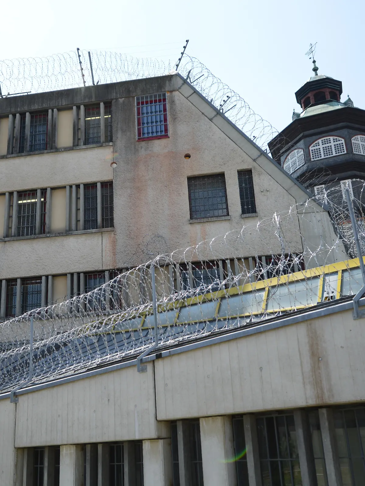 Blick von einem Innenhof auf die Justizvollzugsanstalt Schwalmstadt (Hessen).
