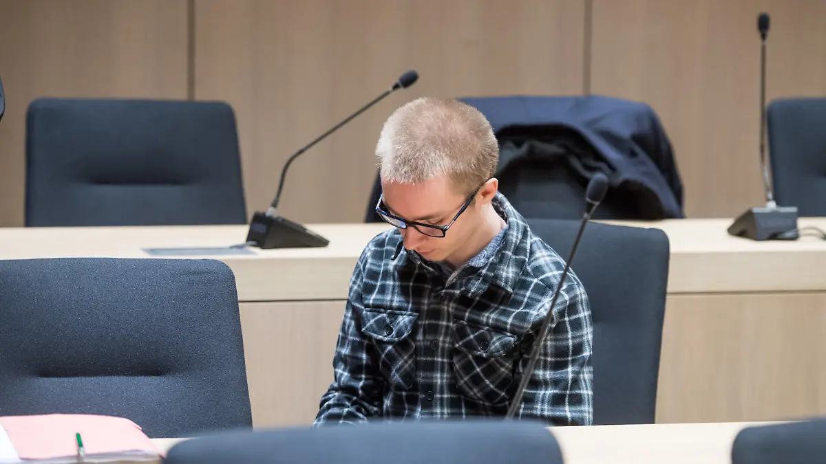 ARCHIV - Der Angeklagte Marcel H. sitzt am 11.01.2018 im Landgericht in Bochum (Nordrhein-Westfalen) auf der Anklagebank. Der mutmaßliche Doppelmörder Marcel H. aus Herne soll den Hinterbliebenen seiner Opfer mindestens 200 000 Euro Schmerzensgeld zahlen. Entsprechende Anträge stellten die Anwälte der Angehörigen am Montag im Prozess vor dem Bochumer Landgericht. Foto: Bernd Thissen/dpa +++(c) dpa - Bildfunk+++