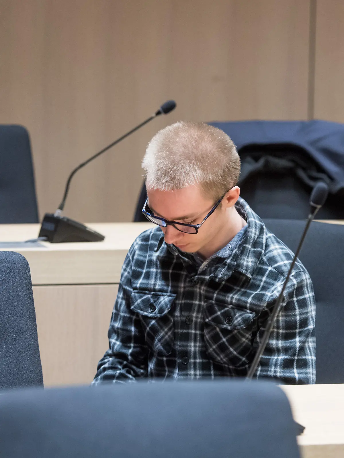 ARCHIV - Der Angeklagte Marcel H. sitzt am 11.01.2018 im Landgericht in Bochum (Nordrhein-Westfalen) auf der Anklagebank. Der mutmaßliche Doppelmörder Marcel H. aus Herne soll den Hinterbliebenen seiner Opfer mindestens 200 000 Euro Schmerzensgeld zahlen. Entsprechende Anträge stellten die Anwälte der Angehörigen am Montag im Prozess vor dem Bochumer Landgericht. Foto: Bernd Thissen/dpa +++(c) dpa - Bildfunk+++