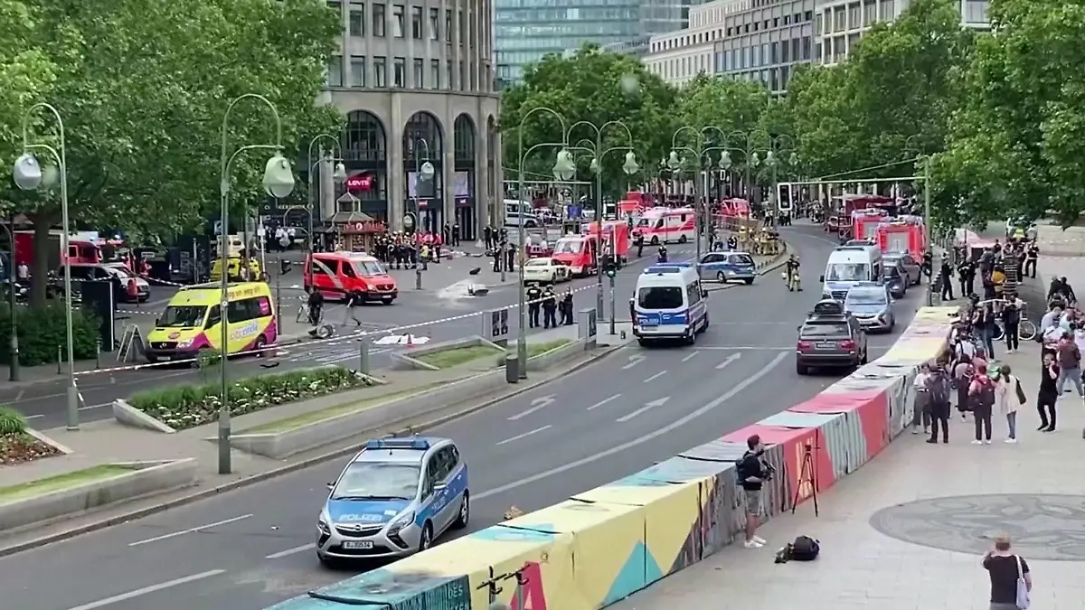 Am 8. Juni 2022 herrscht auf dem Kürfürstendamm in Berlin Ausnahmezustand, nachdem der Renault Clio in die Schulklasse gefahren ist.
