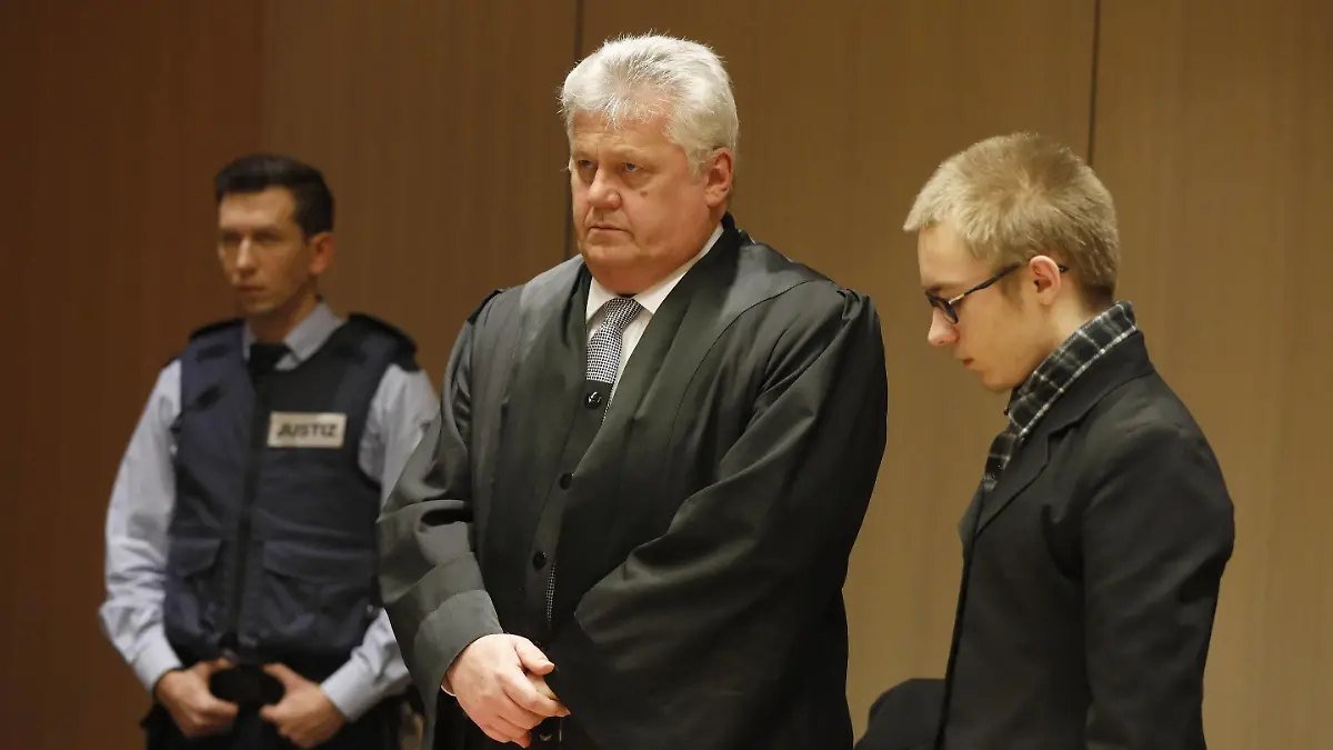 Angeklagter muss NICHT gepixelt werden . 31.01.2018 Bochum Prozess am Landgericht Bochum . nach dem brutalen Doppelmord von Herne hat die Staatsanwaltschaft Anklage gegen Marcel H. - hier im Foto - erhoben. Der zur Tatzeit 19-Jaehrige soll den neunjaehrigen Jaden und einen 22-Jaehrigen Bekannten umgebracht haben . Heute Urteil Hier mit seinem Anwalt Michael Emde *** Defendant must be not pixelated 31 01 2018 Bochum process at the Landgericht Bochum after the brutal double murder of Herne has the Prosecutor Marcel H here in the photo criminal charges of to the murder 19-year-old is the nine-year old Jaden and a 22-year-old Have acquaintances brought to judgment here with his lawyer Michael Emde today