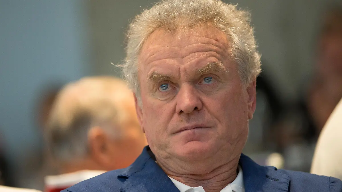 ARCHIV - 31.07.2016, Nordrhein-Westfalen, Dortmund: Fußball: Eröffnung Sonderaustellung im Deutschen Fußballmuseum 50 Jahre Wembley. WM-Teilnehmer Sepp Maier sitzt vor der Eröffnung im Publikum. Der frühere Weltklasse-Torhüter Sepp Maier würde Manuel Neuer einen langfristigen Vertrag beim deutschen Fußball-Rekordmeister FC Bayern München geben. Foto: picture alliance / dpa +++ dpa-Bildfunk +++