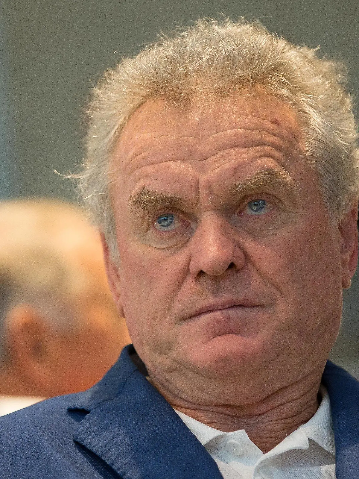 ARCHIV - 31.07.2016, Nordrhein-Westfalen, Dortmund: Fußball: Eröffnung Sonderaustellung im Deutschen Fußballmuseum 50 Jahre Wembley. WM-Teilnehmer Sepp Maier sitzt vor der Eröffnung im Publikum. Der frühere Weltklasse-Torhüter Sepp Maier würde Manuel Neuer einen langfristigen Vertrag beim deutschen Fußball-Rekordmeister FC Bayern München geben. Foto: picture alliance / dpa +++ dpa-Bildfunk +++