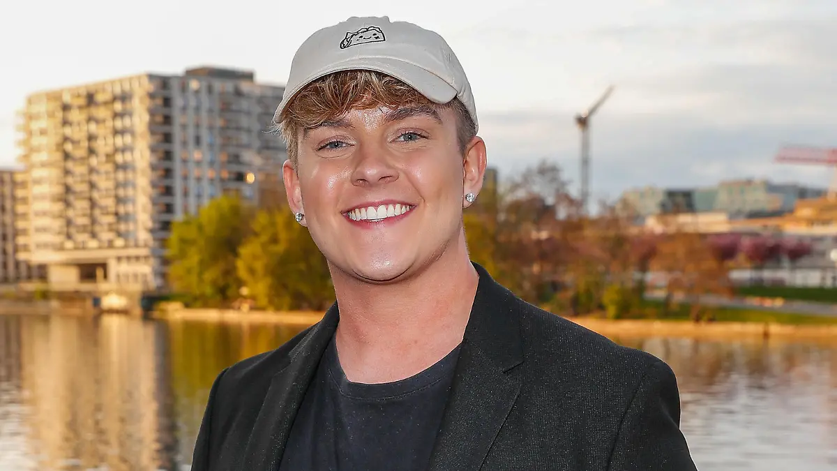 ARCHIV - 26.04.2022, Berlin: Influencer Twenty4tim kommt zum TikTok ForYou Fest im Spindler & Klatt. (zu dpa Dschungel-TV «7 vs. Wild» an der Spitze der Youtube-Charts 2022) Foto: Gerald Matzka/dpa +++ dpa-Bildfunk +++