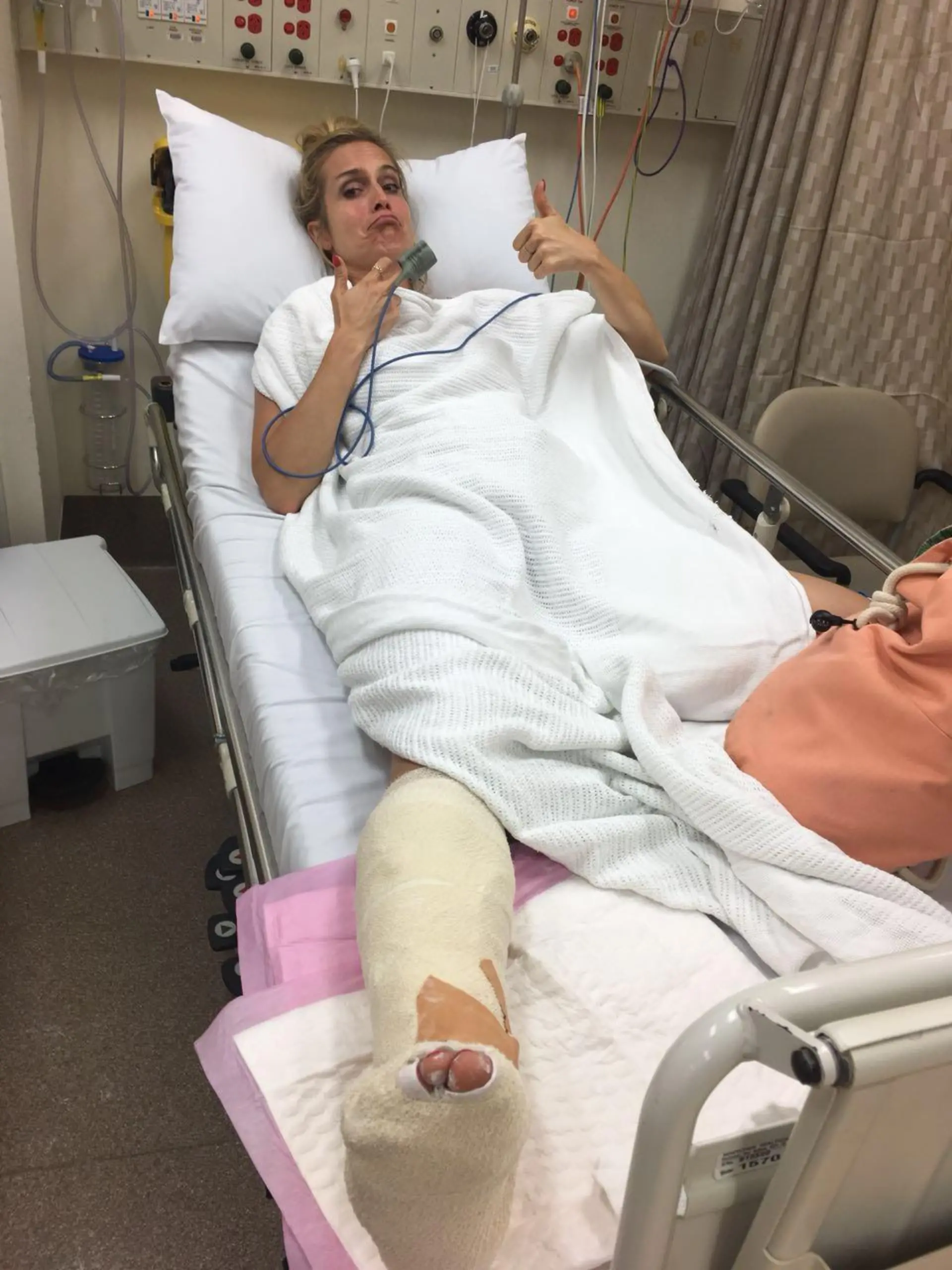 Susanna Ohlen mit gebrochenem Fuß im australischen Krankenhaus