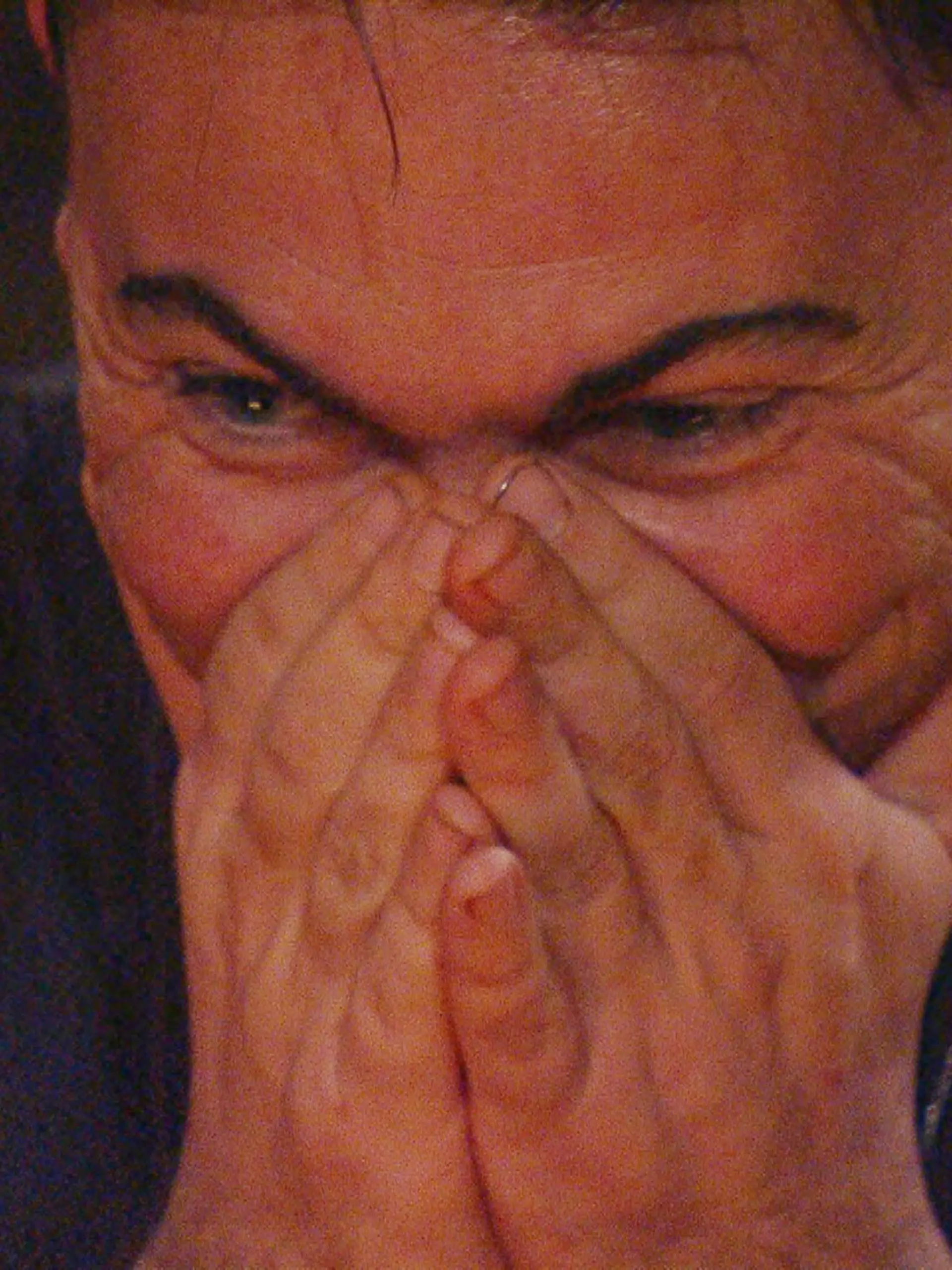 Tag 11 im Camp. Die acht verbliebenen Dschungelstars bekommen Post von ihren Liebsten. Matthias Mangiapane bekommt einen Brief von seinem Lebenspartner Hubert mit einem Heiratsantrag den Matthias mit Tränen in den Augen annimmt.