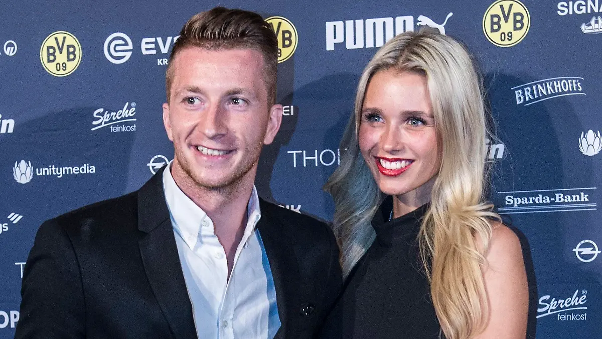 ARCHIV - 27.05.2017, Berlin: BVB-Star Marco Reus und seine Freundin Scarlett Gartmann kommen ins Mannschaftshotel von Borussia Dortmund, um dort den DFB-Pokalsieg zu feiern. (zu dpa "Fußball-Nationalspieler Reus postet Hochzeit-Foto") Foto: Paul Zinken/dpa +++ dpa-Bildfunk +++