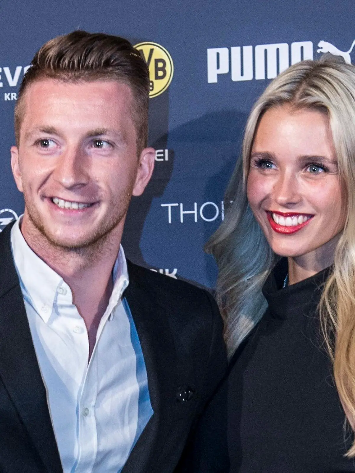 ARCHIV - 27.05.2017, Berlin: BVB-Star Marco Reus und seine Freundin Scarlett Gartmann kommen ins Mannschaftshotel von Borussia Dortmund, um dort den DFB-Pokalsieg zu feiern. (zu dpa "Fußball-Nationalspieler Reus postet Hochzeit-Foto") Foto: Paul Zinken/dpa +++ dpa-Bildfunk +++