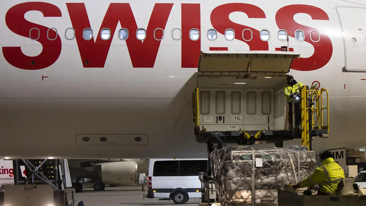 06.02.2023, Schweiz, Zürich: Arbeiter verladen Hilfsgüter der Humanitären Hilfe für die erdbebengeschädigte Türkei in ein Flugzeug am Flughafen Zürich. Nach der Erdbeben-Katastrophe in Syrien und der Türkei ist die Zahl der Todesopfer auf mehr als 3000 gestiegen. Foto: Michael Buholzer/KEYSTONE/dpa +++ dpa-Bildfunk +++