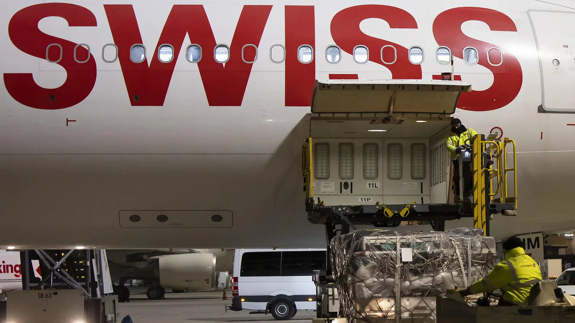 06.02.2023, Schweiz, Zürich: Arbeiter verladen Hilfsgüter der Humanitären Hilfe für die erdbebengeschädigte Türkei in ein Flugzeug am Flughafen Zürich. Nach der Erdbeben-Katastrophe in Syrien und der Türkei ist die Zahl der Todesopfer auf mehr als 3000 gestiegen. Foto: Michael Buholzer/KEYSTONE/dpa +++ dpa-Bildfunk +++