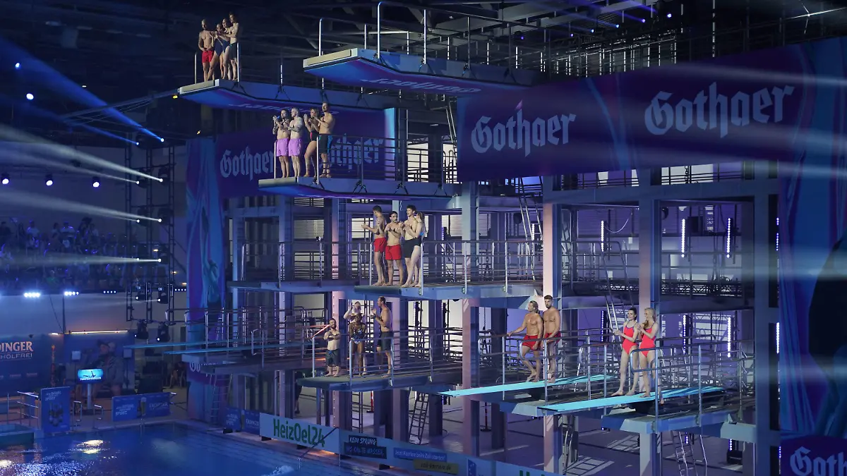 03.06.2022, Berlin: Prominente stehen auf der Sprunganlage beim RTL Turmspringen. Erstmals veranstaltet der Kölner Sender das ursprünglich von Stefan Raab ins Leben gerufene Promi-Turmspringen. Die Show wird live ausgestrahlt. Foto: Jörg Carstensen/dpa +++ dpa-Bildfunk +++