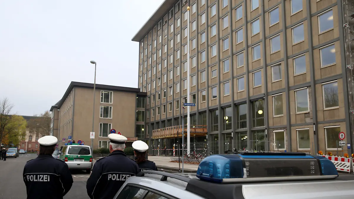 Polizeibeamte sperren am 18.11.2013 das Areal um das Gebäude des Landgerichts in Koblenz (Rheinland-Pfalz) nach einer anonymen Bombendrohung weiträumig ab. Foto:Thomas Frey/dpa | Verwendung weltweit