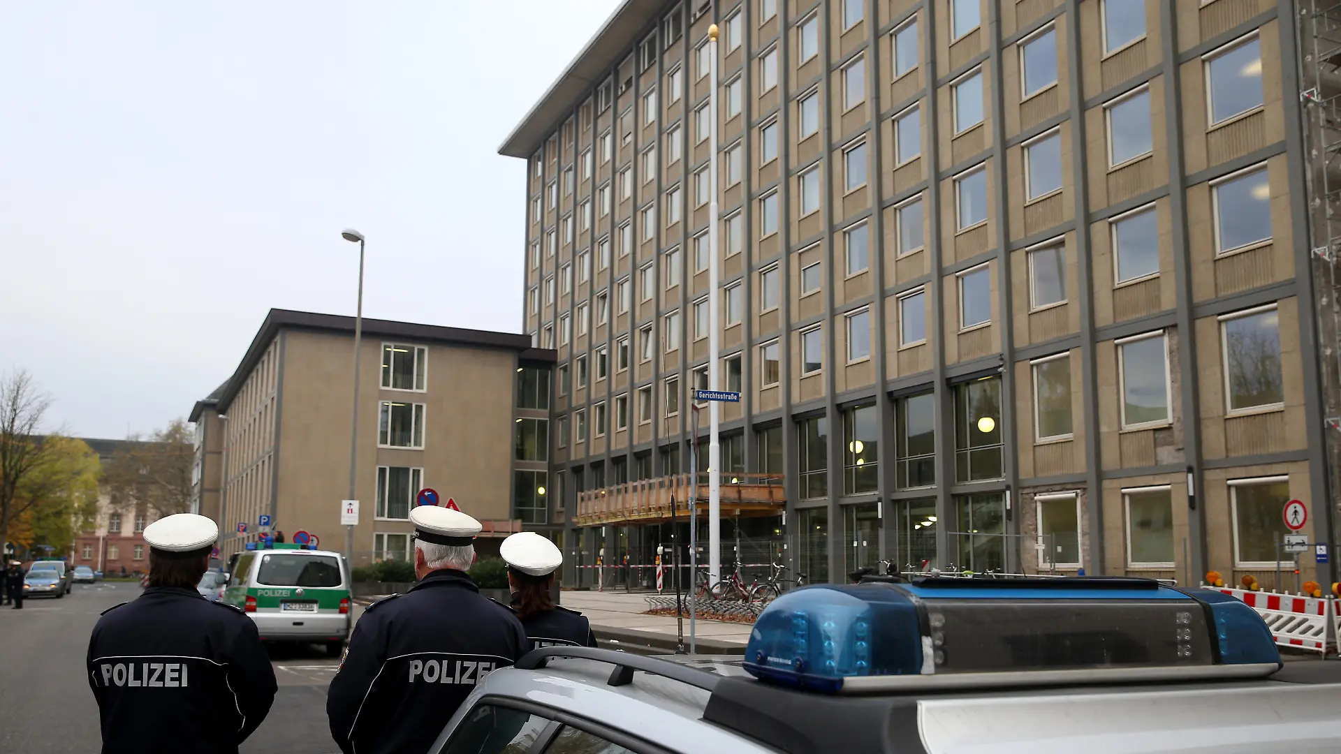 Polizeibeamte sperren am 18.11.2013 das Areal um das Gebäude des Landgerichts in Koblenz (Rheinland-Pfalz) nach einer anonymen Bombendrohung weiträumig ab. Foto:Thomas Frey/dpa | Verwendung weltweit