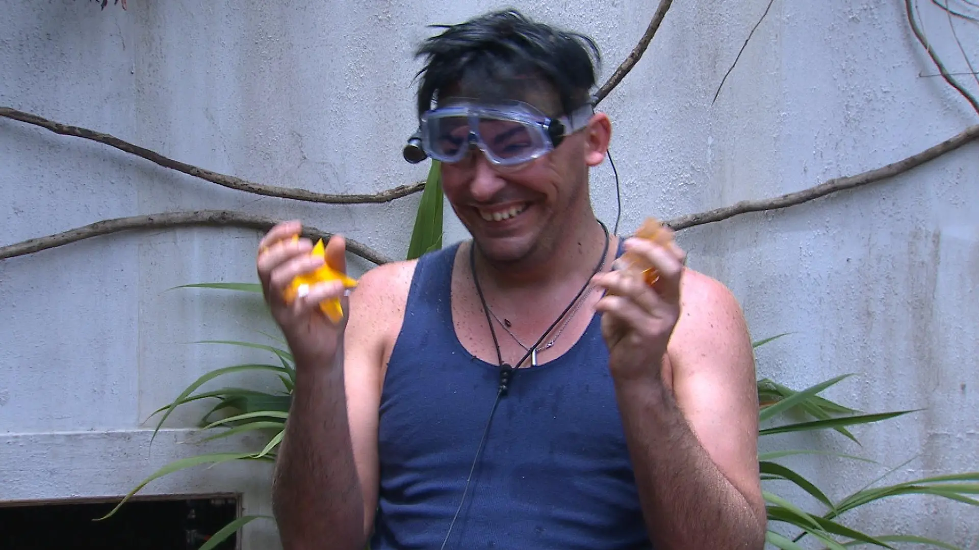 Tag 4 - Dschungelprüfung "Das weisse Irrenhaus". Matthias Mangiapane ist überglücklich. Er hat fünft Sterne für sein Team geholt.