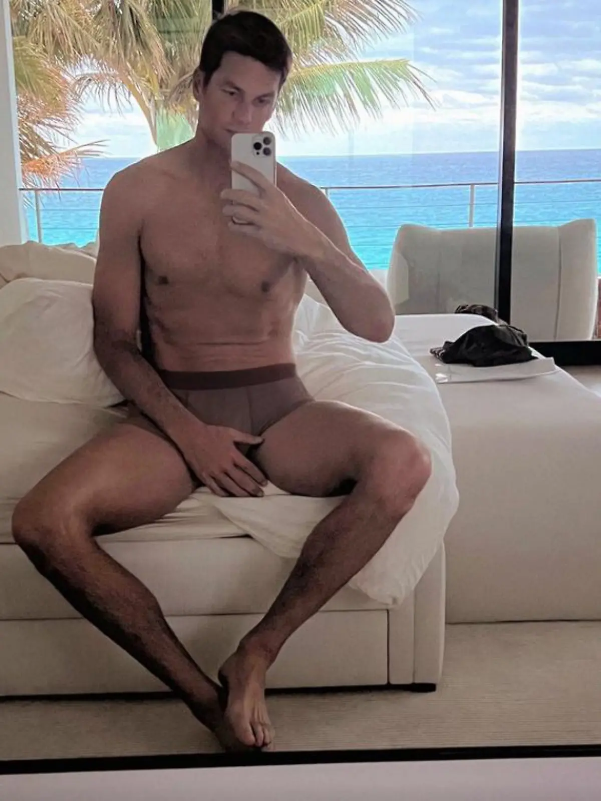 Der ehemalige Football-Superstar Tom Brady posiert in Unterhose.
