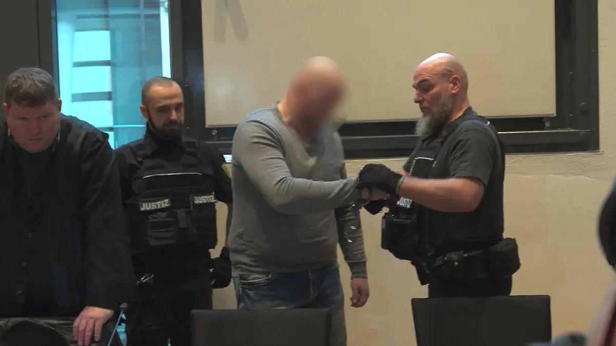 Fabian S. soll seine ehemalige Nachbarin erschlagen haben, ihm droht eine lebenslange Haftstrafe.